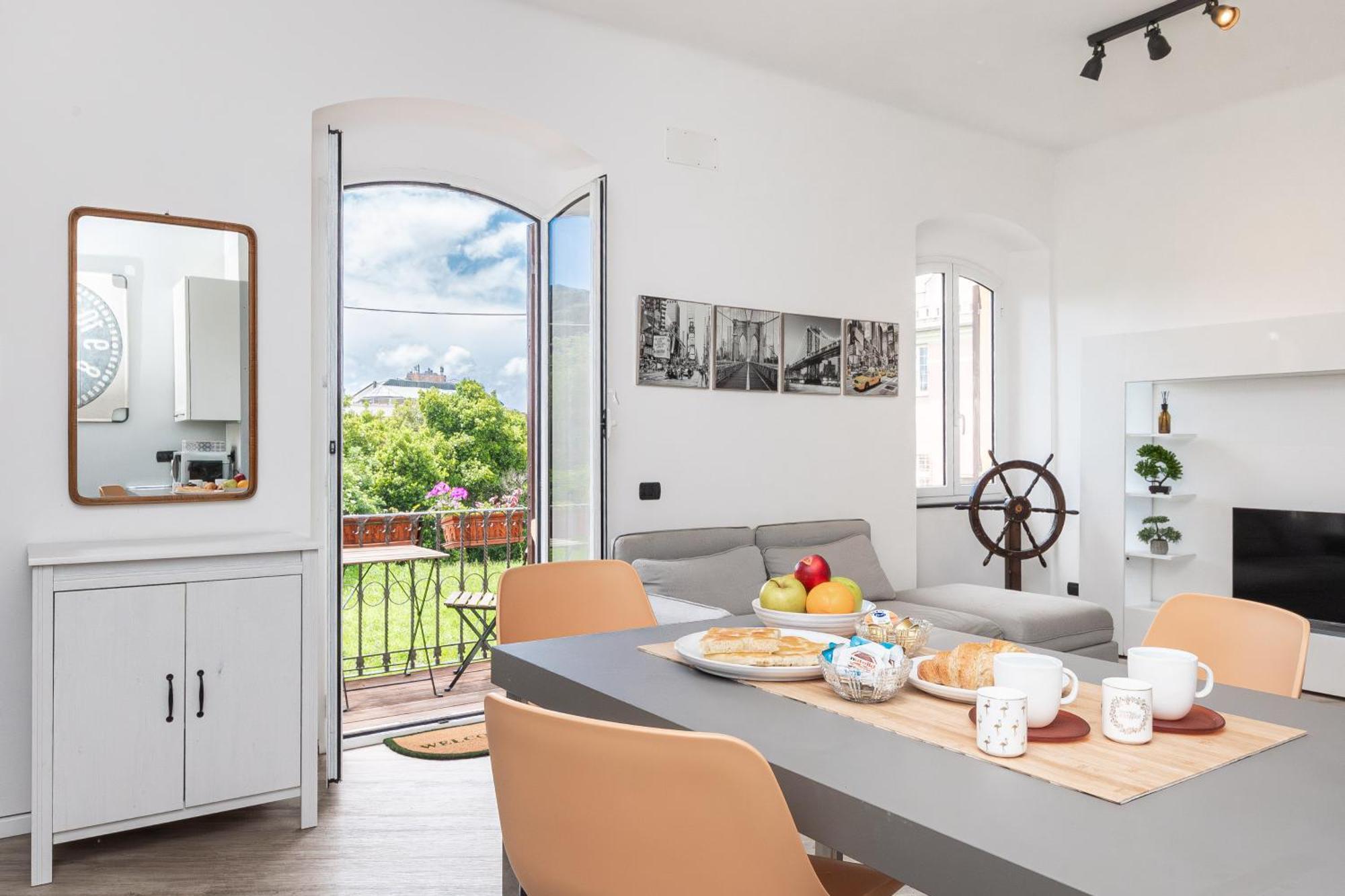 Spacious 3-Bedroom Apartment - 10 Min To City Center & 5 Min To Gaslini Hospital Genoa Bagian luar foto
