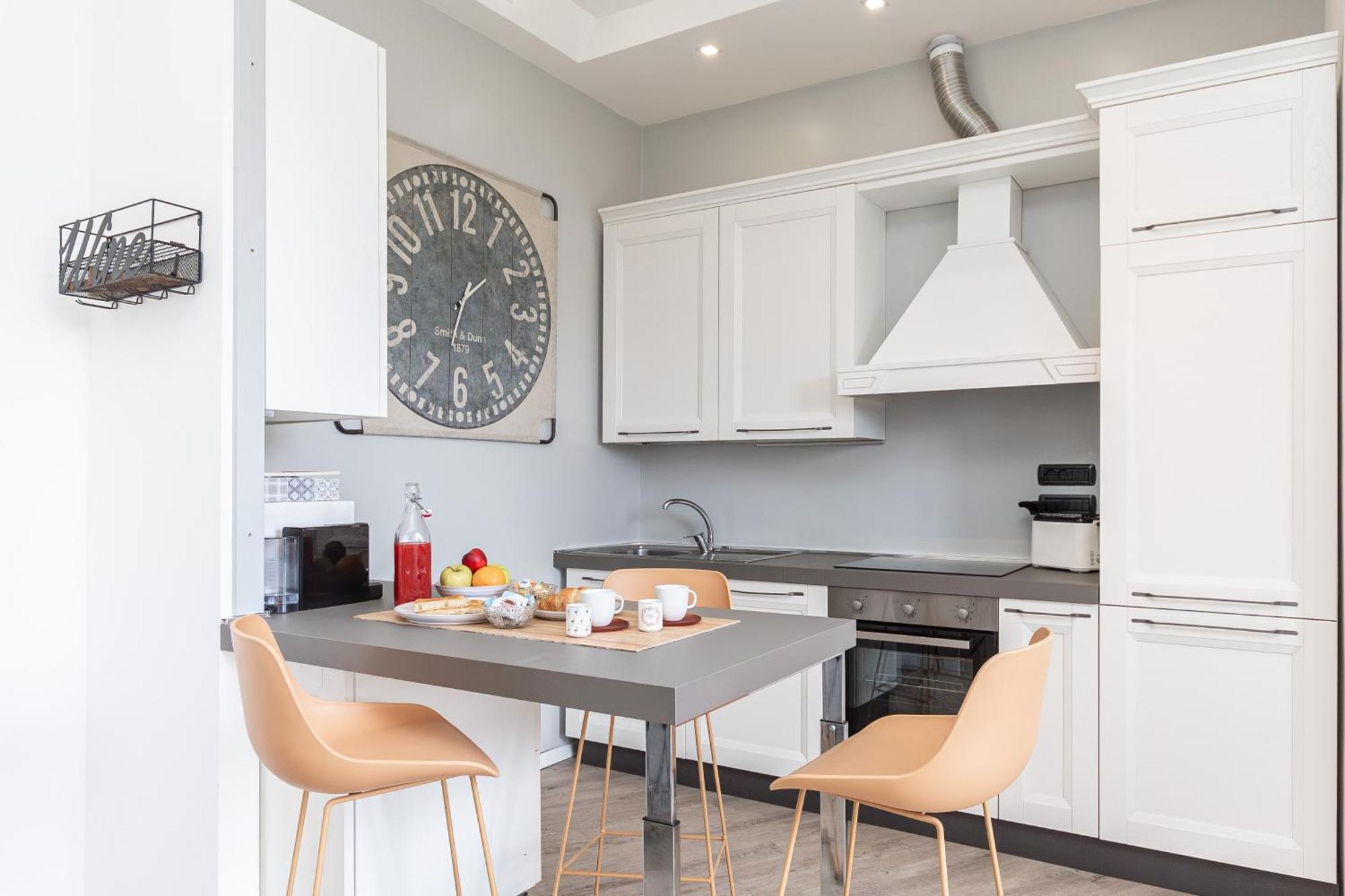 Spacious 3-Bedroom Apartment - 10 Min To City Center & 5 Min To Gaslini Hospital Genoa Bagian luar foto