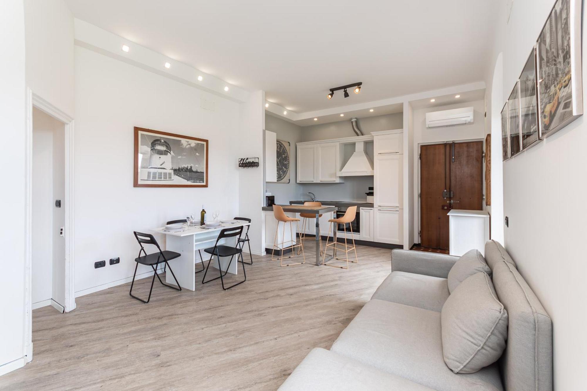Spacious 3-Bedroom Apartment - 10 Min To City Center & 5 Min To Gaslini Hospital Genoa Bagian luar foto