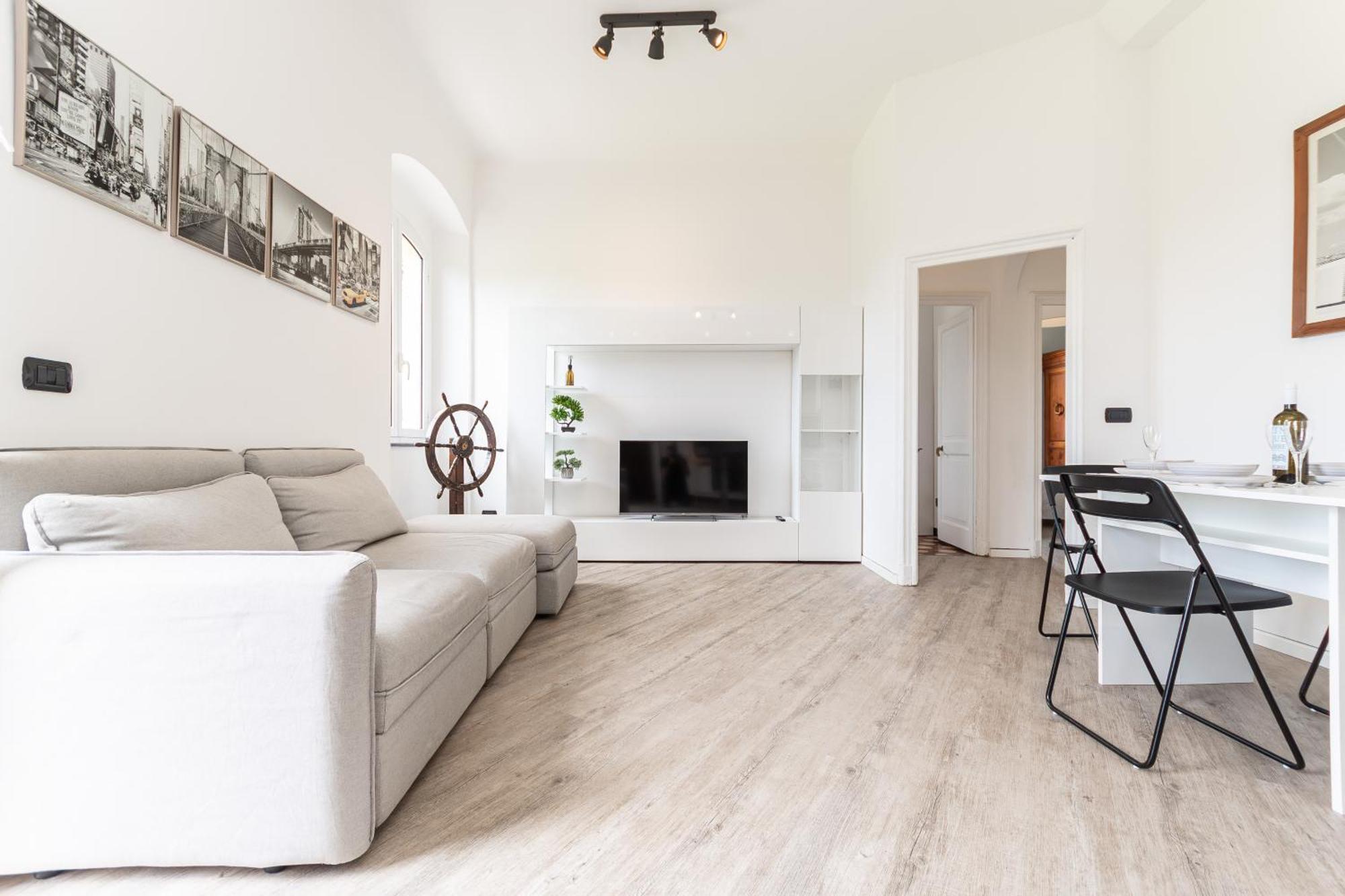 Spacious 3-Bedroom Apartment - 10 Min To City Center & 5 Min To Gaslini Hospital Genoa Bagian luar foto