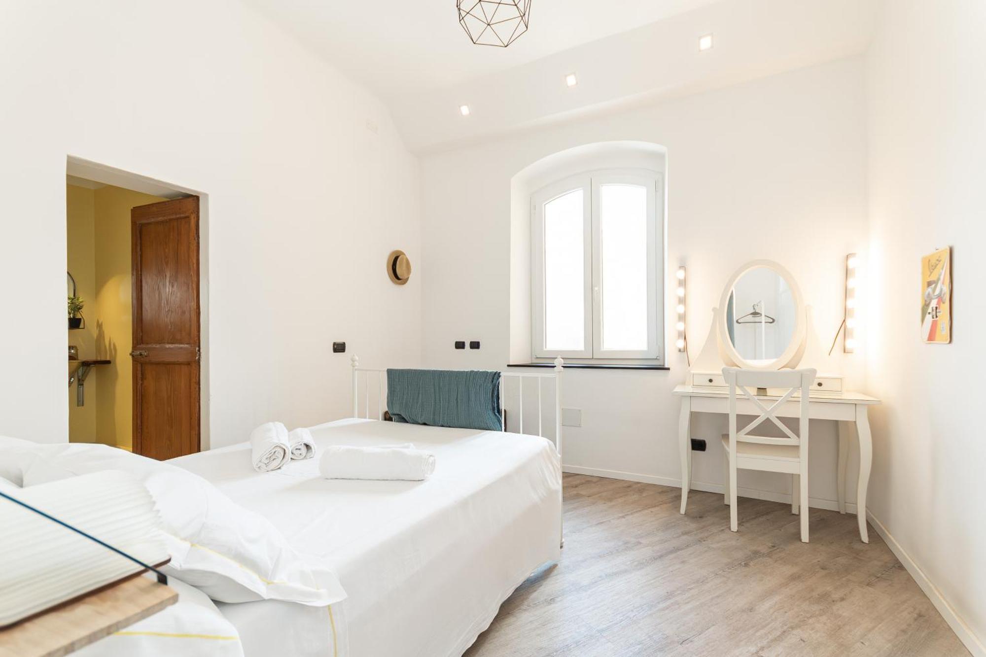 Spacious 3-Bedroom Apartment - 10 Min To City Center & 5 Min To Gaslini Hospital Genoa Bagian luar foto