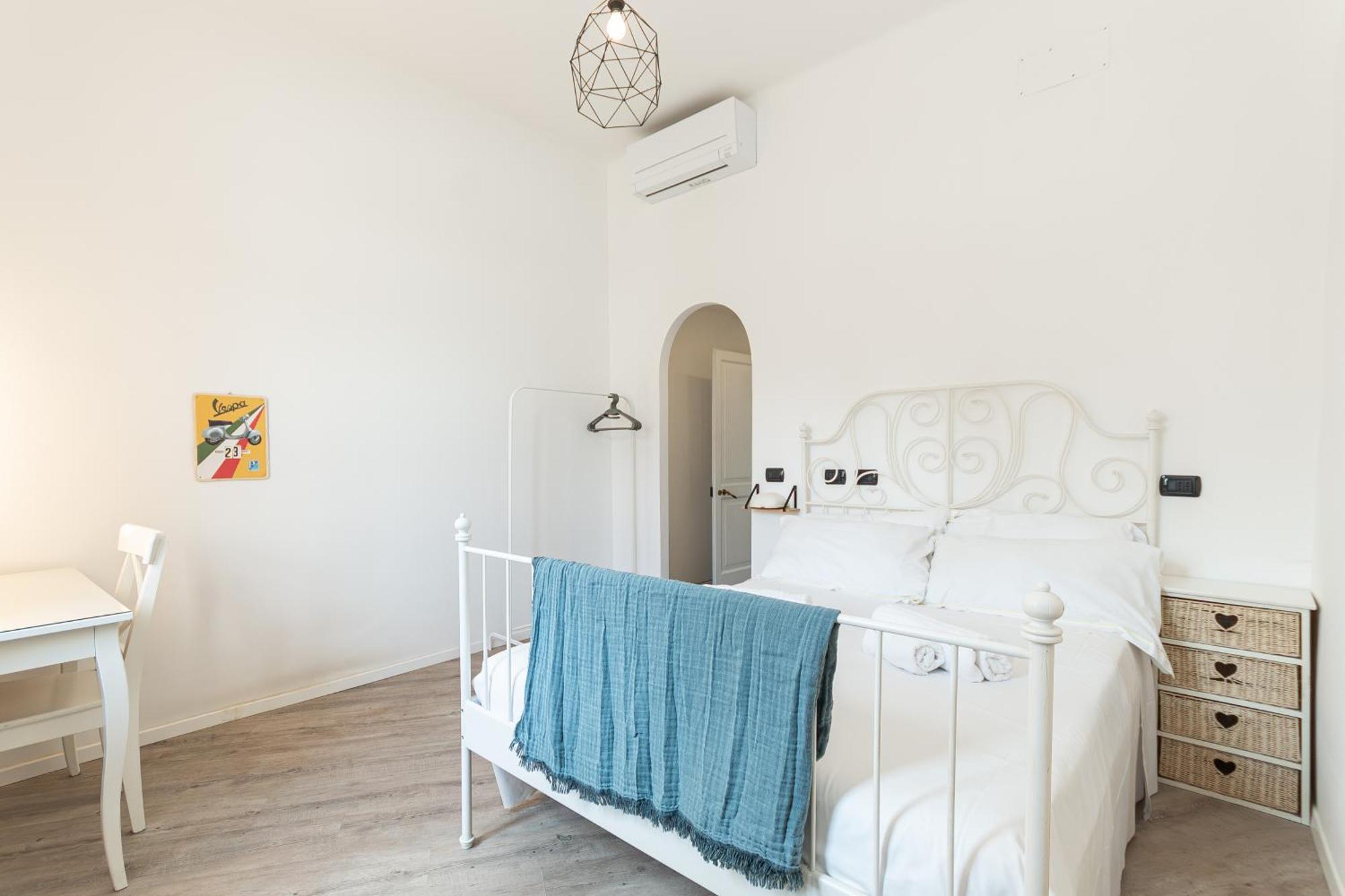 Spacious 3-Bedroom Apartment - 10 Min To City Center & 5 Min To Gaslini Hospital Genoa Bagian luar foto