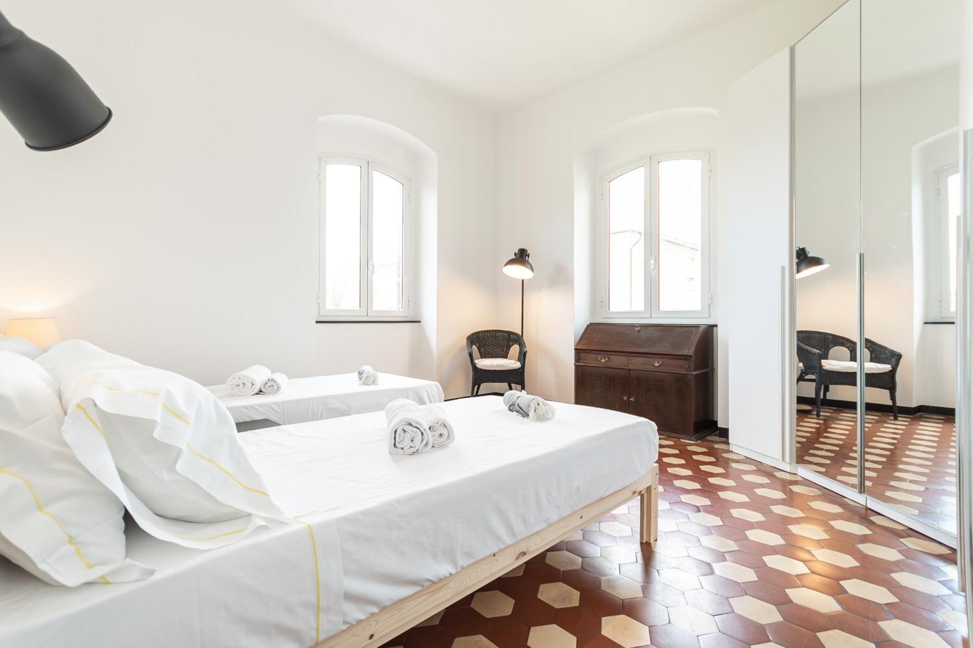 Spacious 3-Bedroom Apartment - 10 Min To City Center & 5 Min To Gaslini Hospital Genoa Bagian luar foto