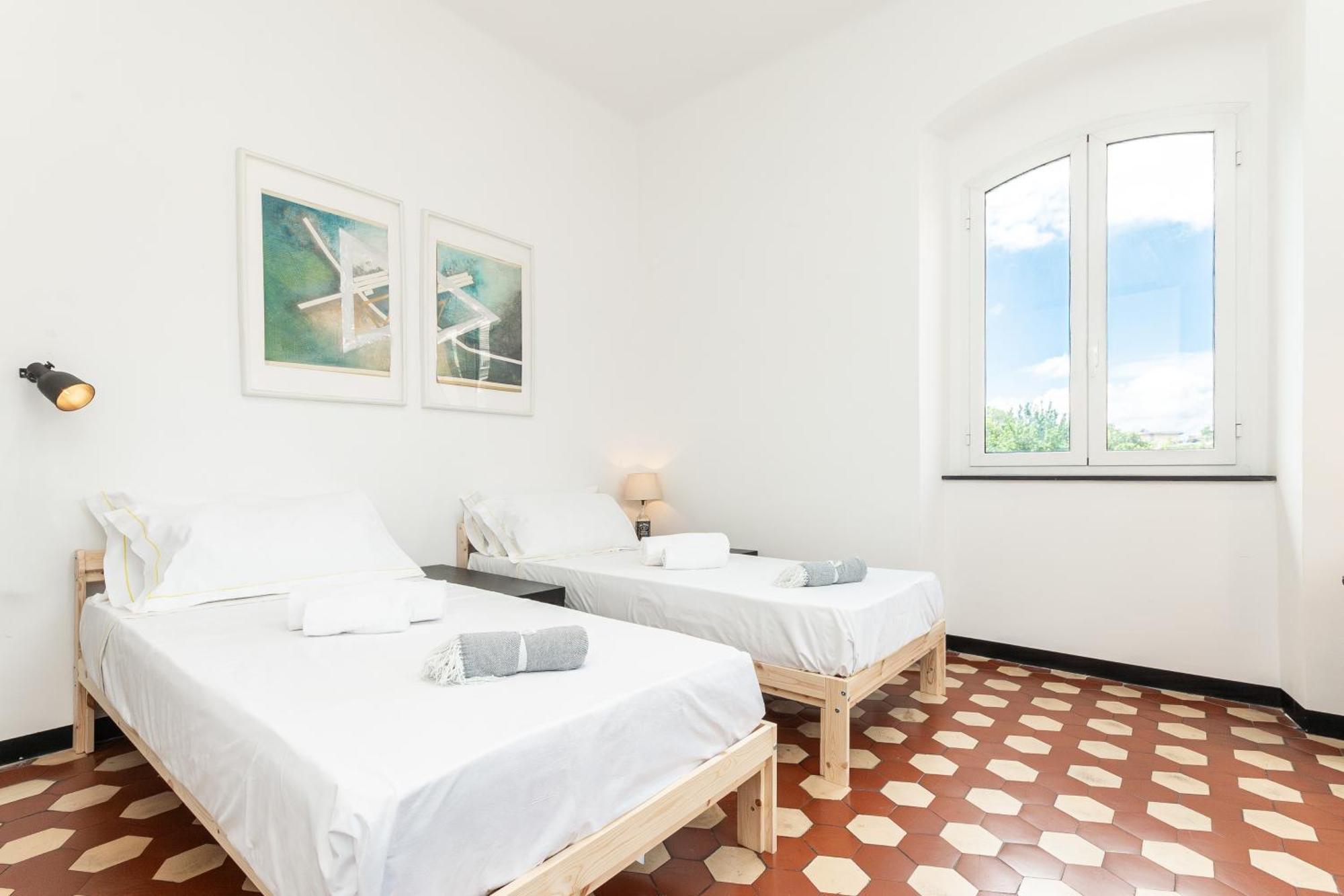 Spacious 3-Bedroom Apartment - 10 Min To City Center & 5 Min To Gaslini Hospital Genoa Bagian luar foto