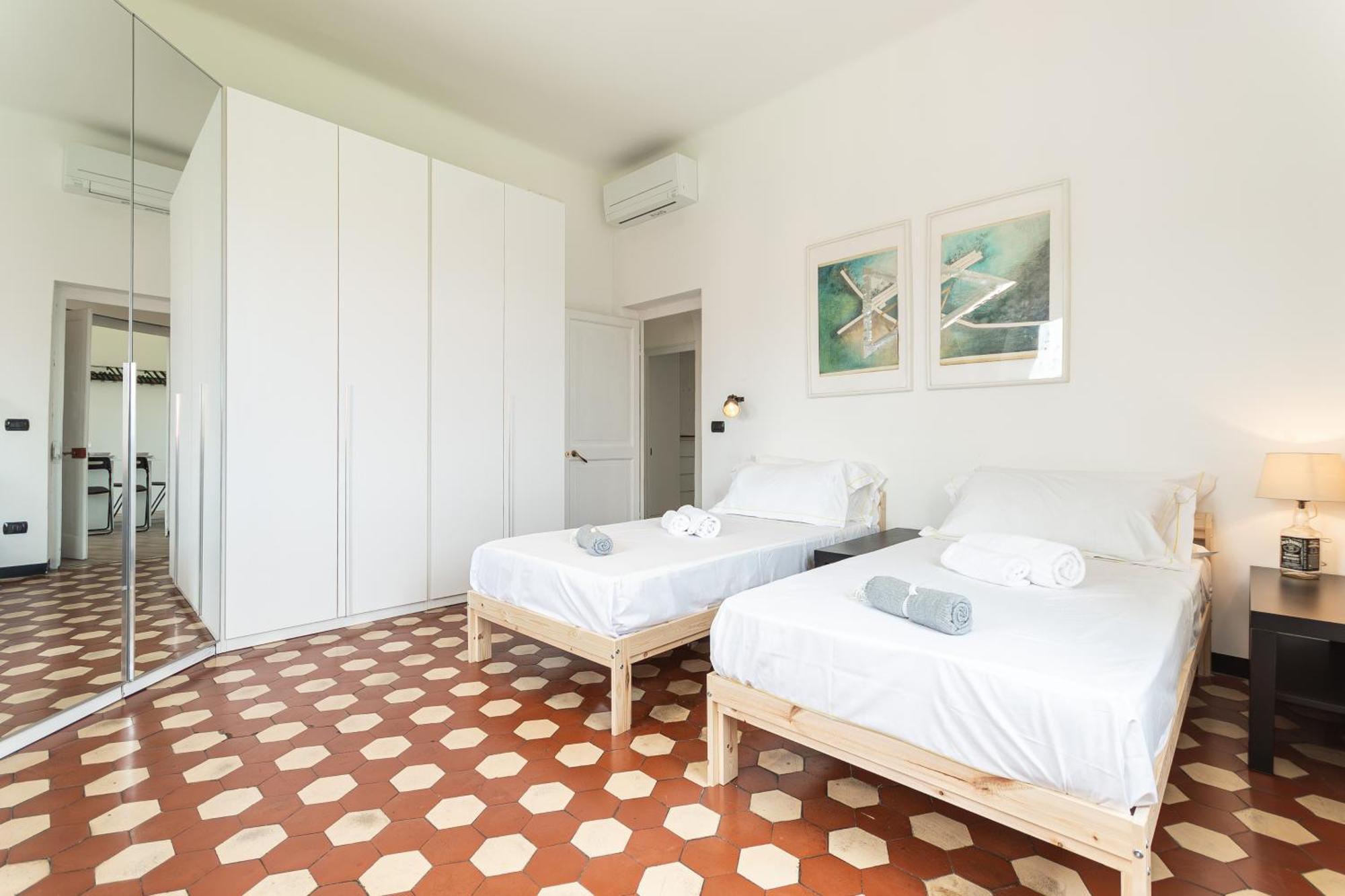 Spacious 3-Bedroom Apartment - 10 Min To City Center & 5 Min To Gaslini Hospital Genoa Bagian luar foto