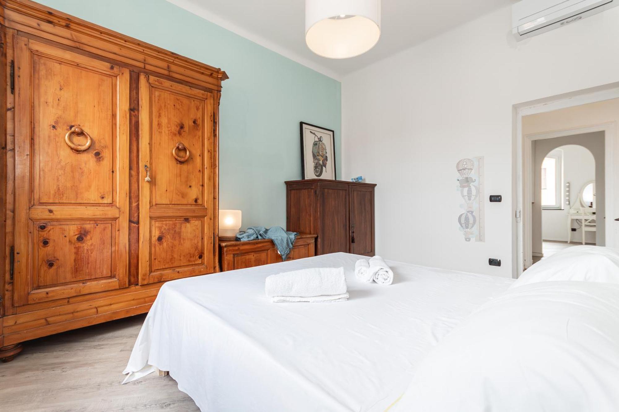 Spacious 3-Bedroom Apartment - 10 Min To City Center & 5 Min To Gaslini Hospital Genoa Bagian luar foto