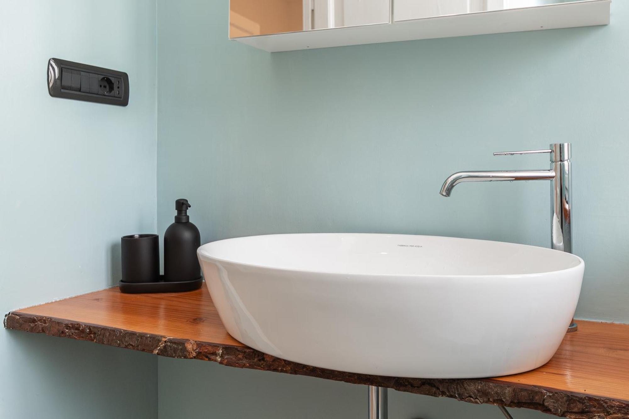 Spacious 3-Bedroom Apartment - 10 Min To City Center & 5 Min To Gaslini Hospital Genoa Bagian luar foto