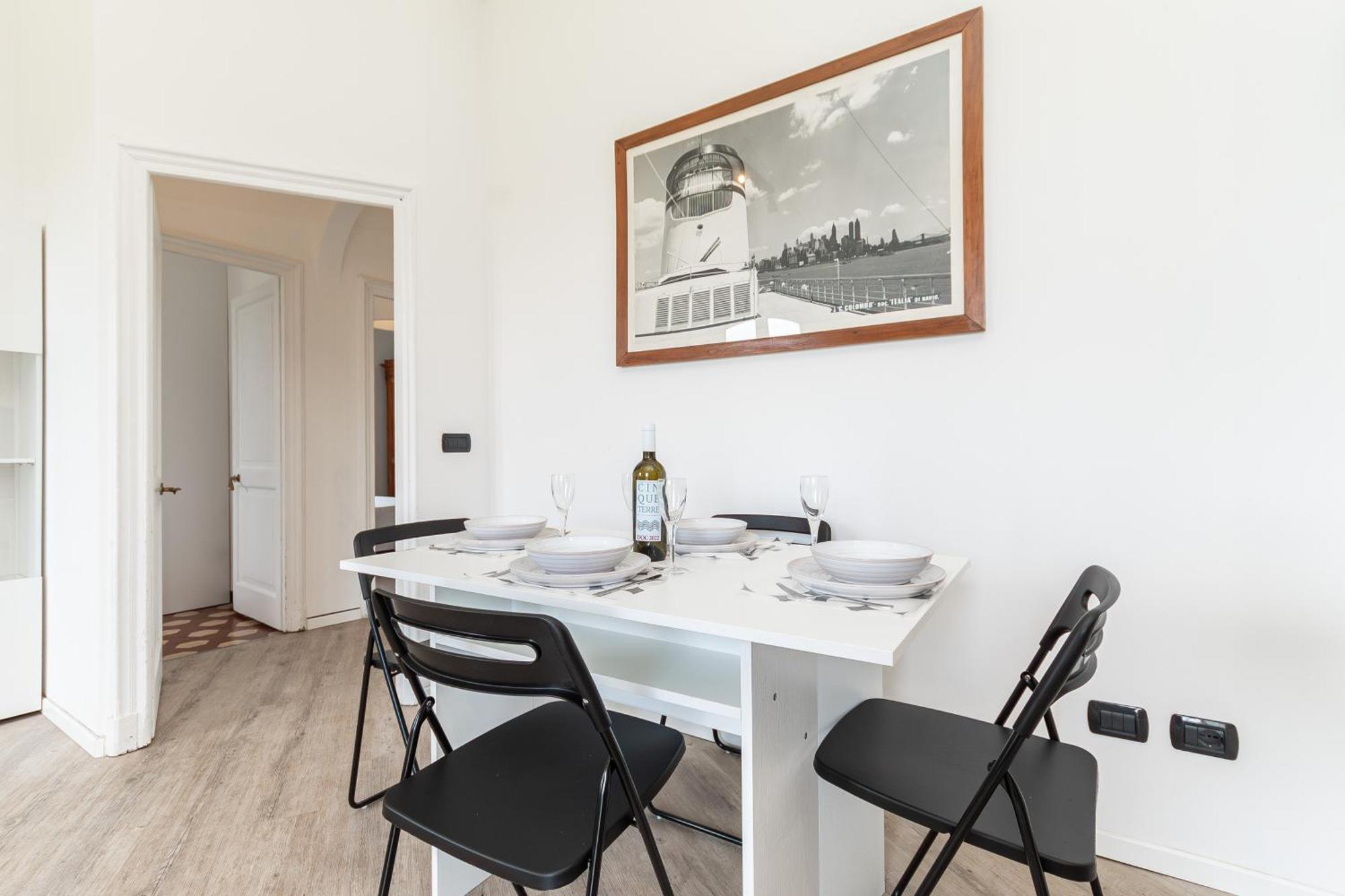 Spacious 3-Bedroom Apartment - 10 Min To City Center & 5 Min To Gaslini Hospital Genoa Bagian luar foto