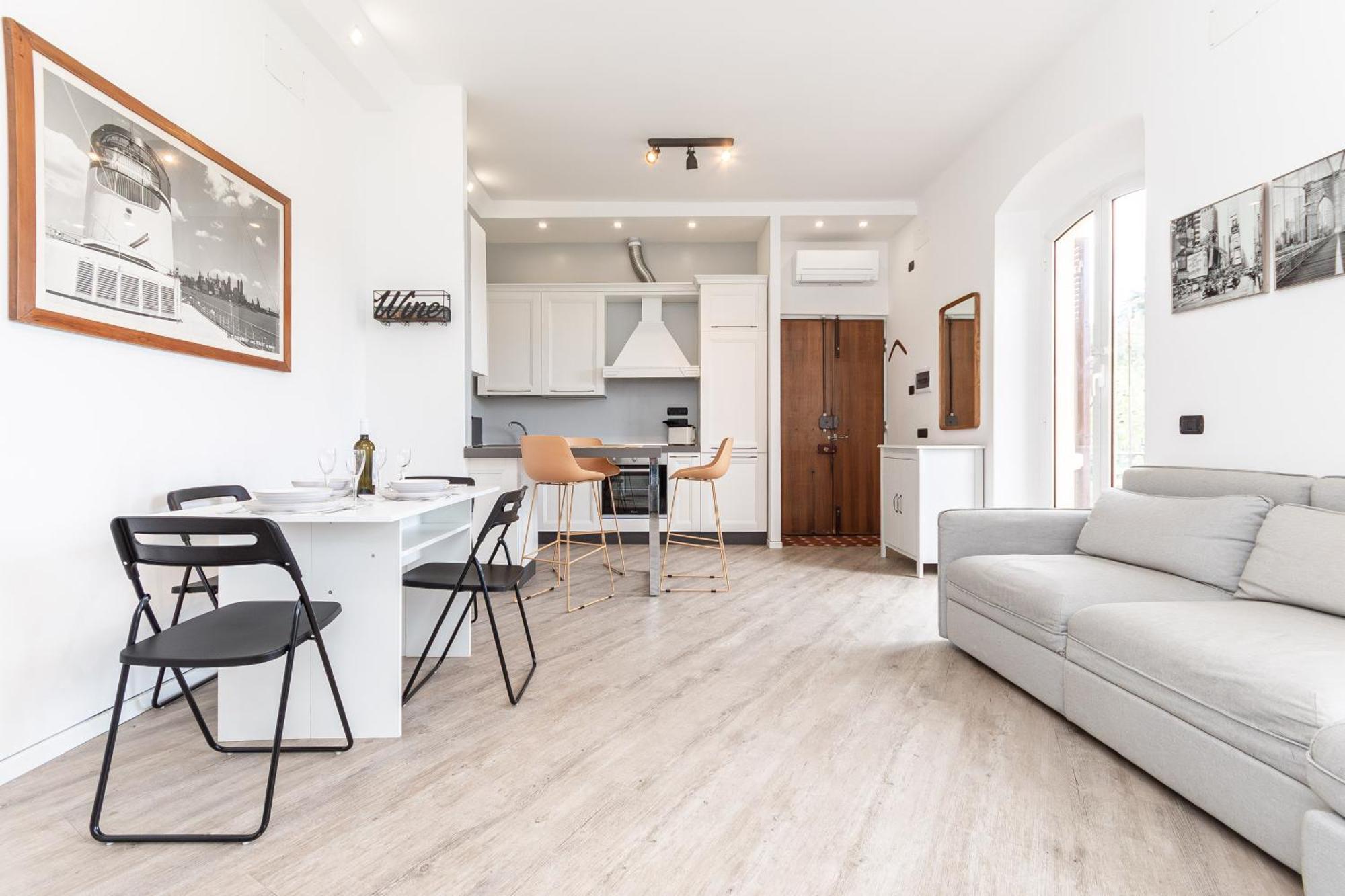 Spacious 3-Bedroom Apartment - 10 Min To City Center & 5 Min To Gaslini Hospital Genoa Bagian luar foto