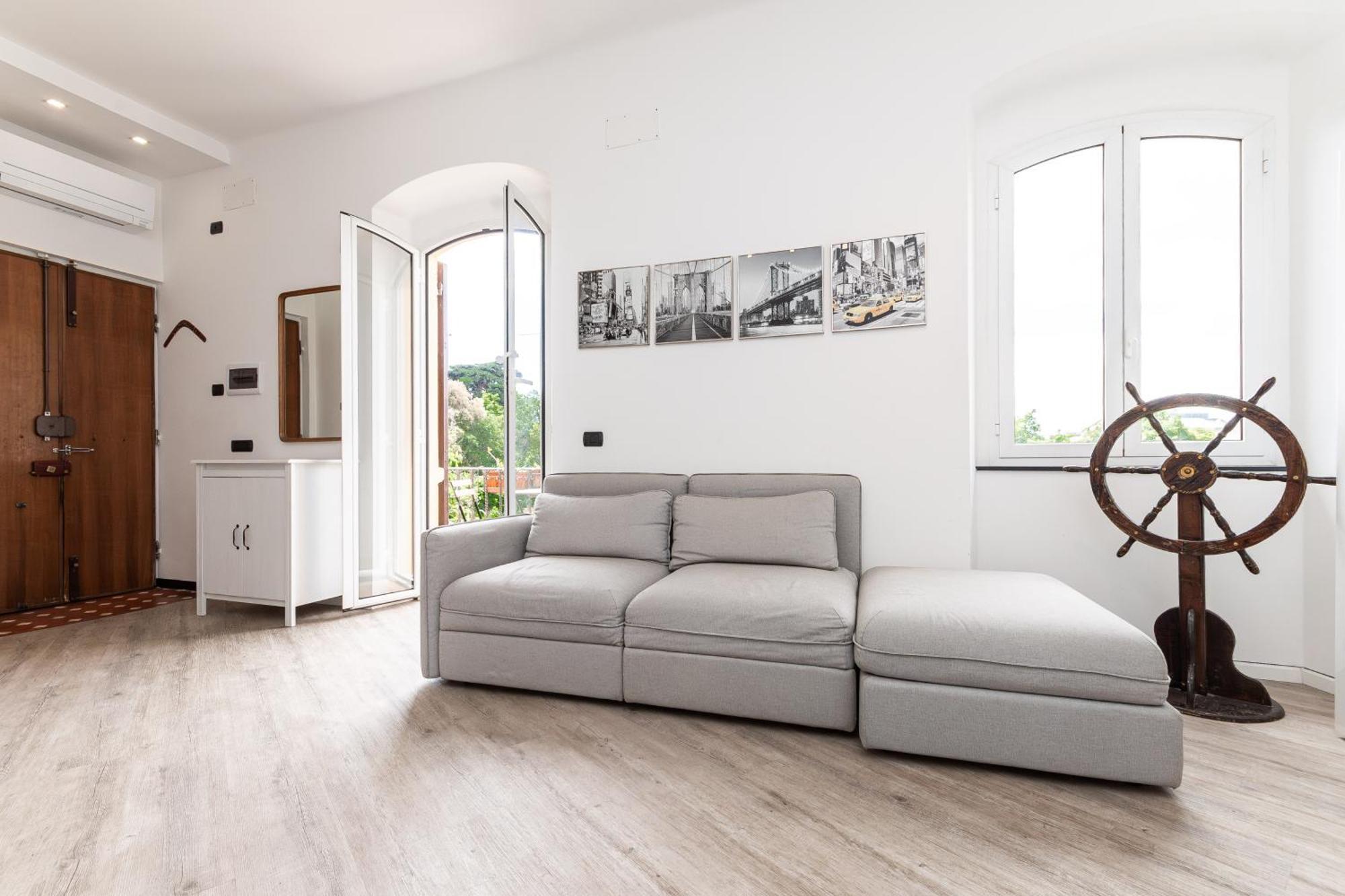 Spacious 3-Bedroom Apartment - 10 Min To City Center & 5 Min To Gaslini Hospital Genoa Bagian luar foto